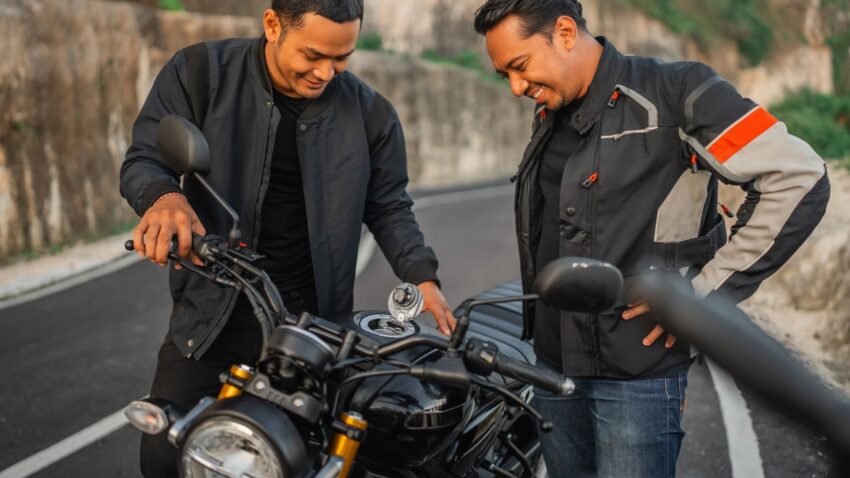 バイクのタンクを眺める2人