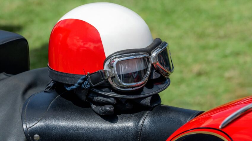 バイクの上に置いてある半ヘルメット