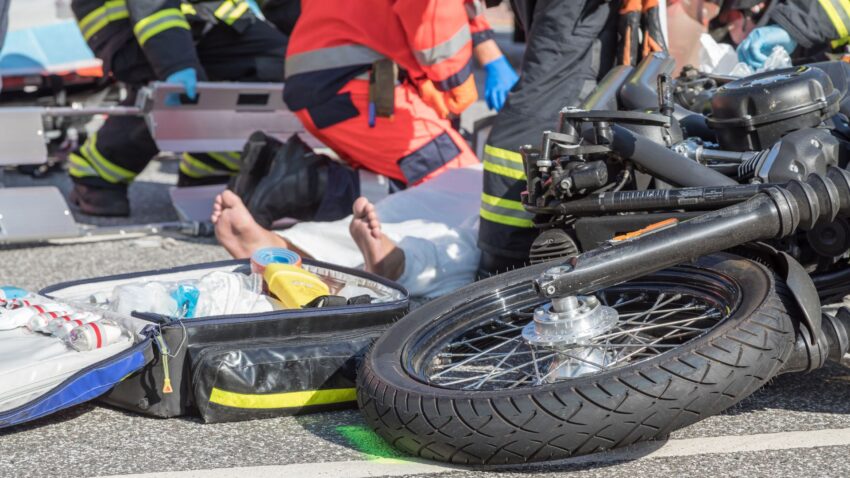 バイク事故で治療を受けている人