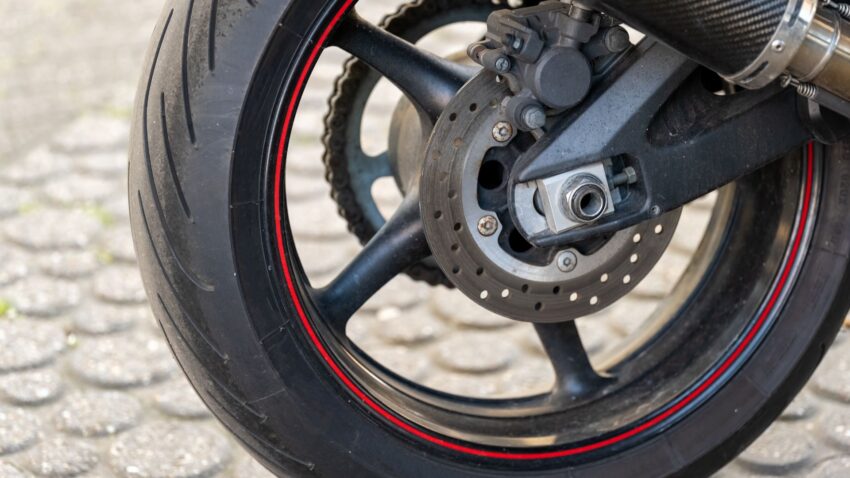 赤いリムステッカーのバイクホイール