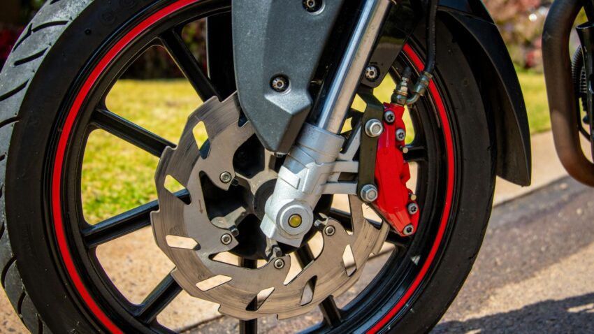 赤いリムステッカーのバイクホイール