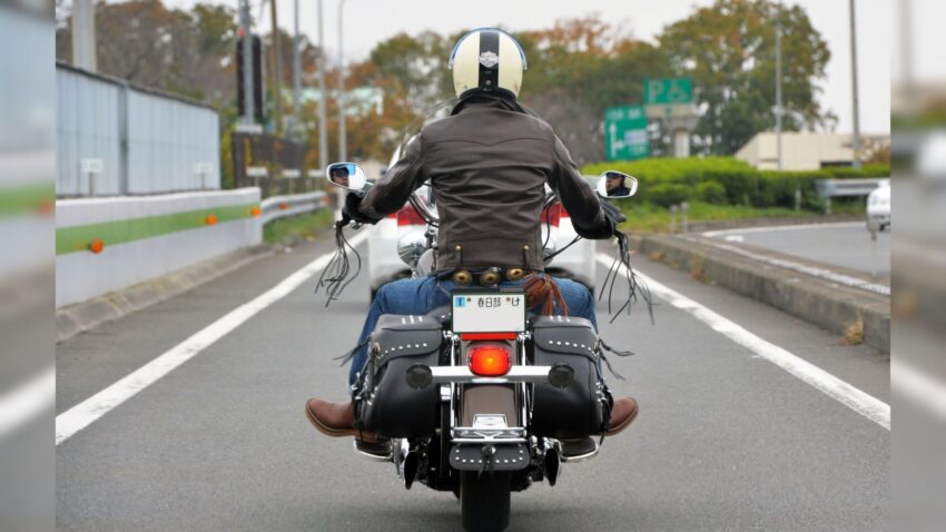 バイクの後ろ姿