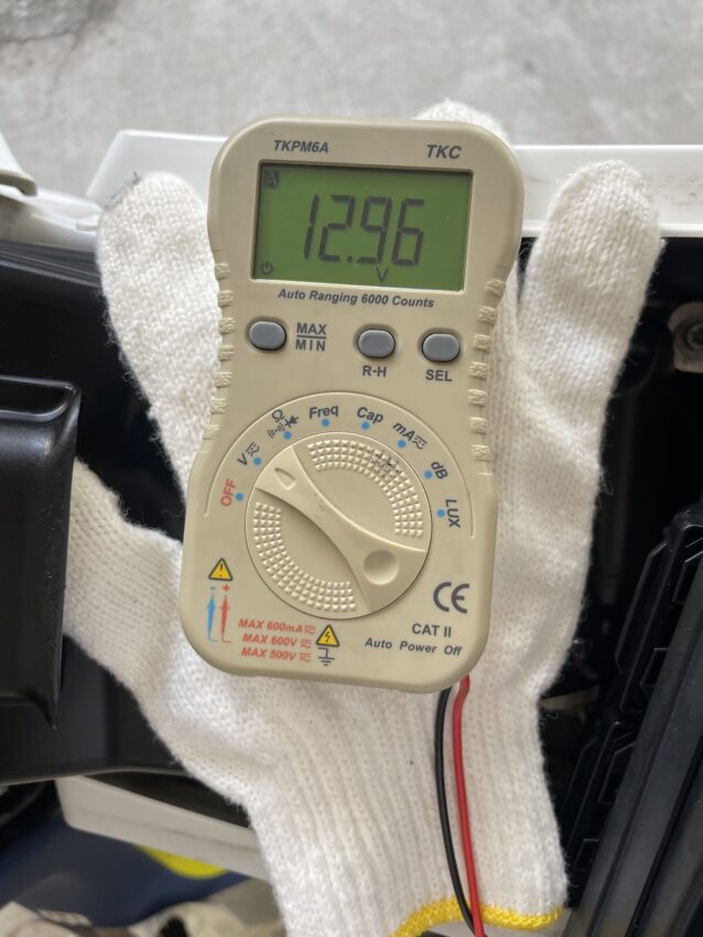 バイクのバッテリー電圧測定