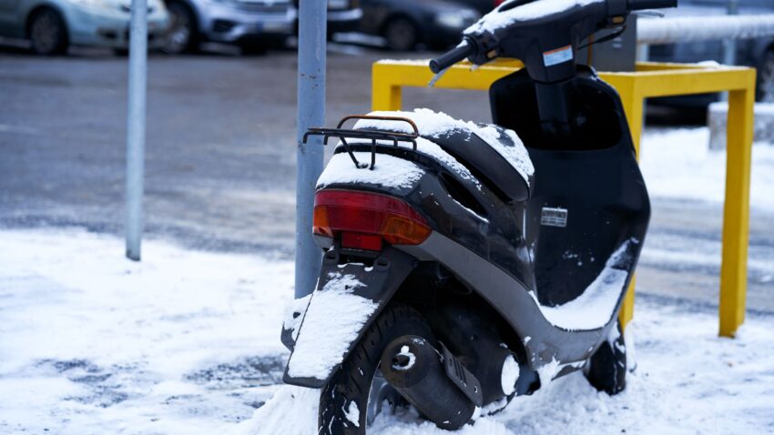雪道にある原付バイク