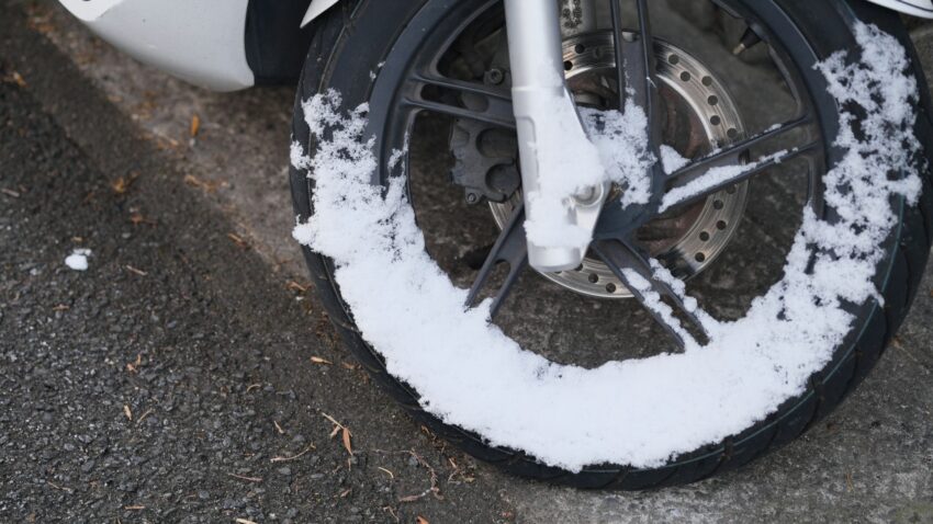 雪の積もったバイクのタイヤ