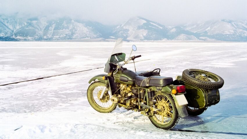 雪道にある3輪バイク