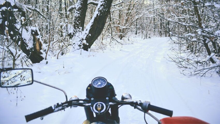 雪道で運転する人の視点とハンドル