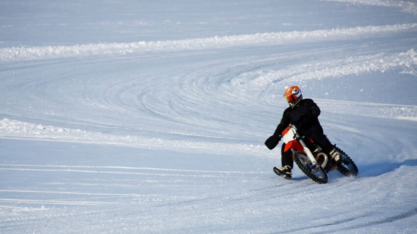雪道を走るライダー