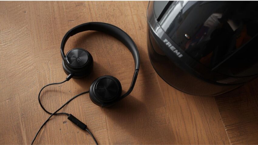 ヘルメットとイヤホン