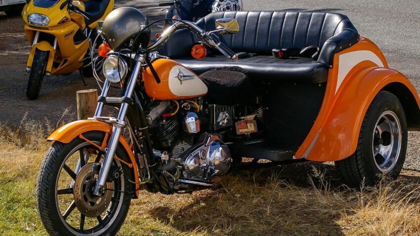 オレンジ色のトライク