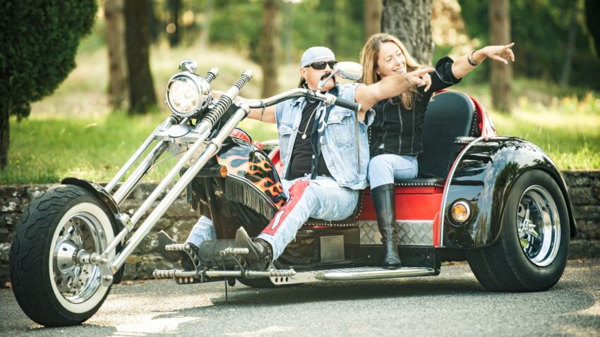 3輪バイクに乗る人