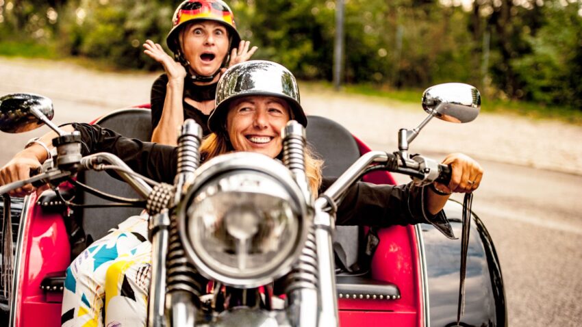 3輪バイクに乗る人