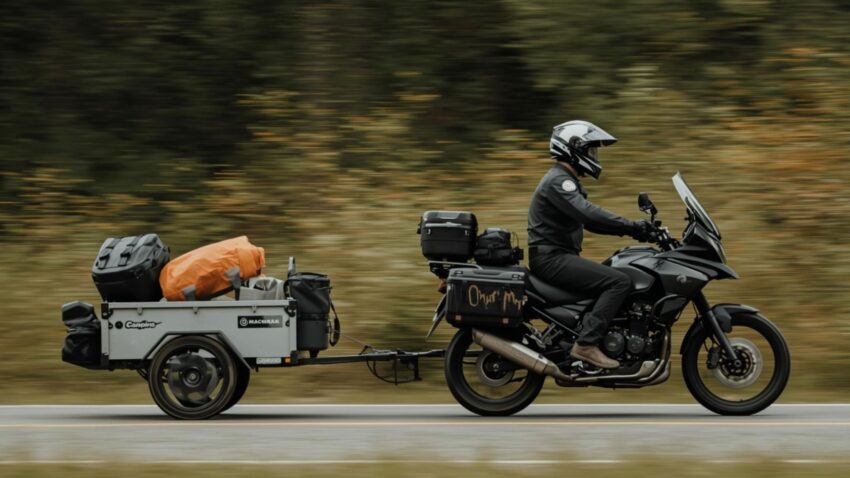 キャンプ道具をリアカーで運ぶバイク